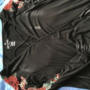 Bell sleeve rose detailed shirt